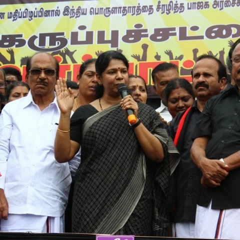 'நாங்கள் அவர்களைப்போல காலில் விழவில்லை!' - கனிமொழி காட்டம் #Demonetization