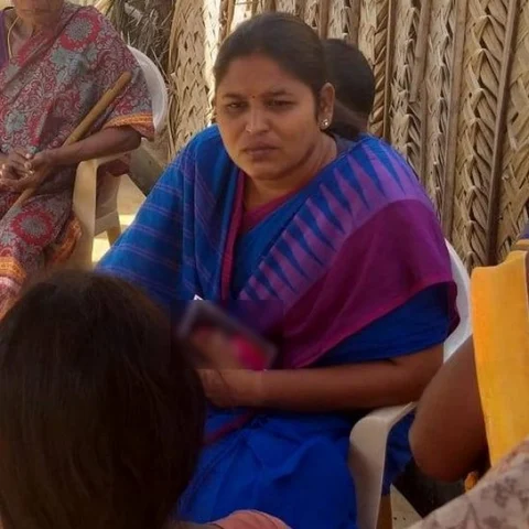 `அக்காவை நினைத்து தங்கை விசும்பி விசும்பி அழுகிறாள்!'- துடியலூர் சிறுமி வீட்டில் கண்கலங்கிய ஆசிரியை சபரிமாலா