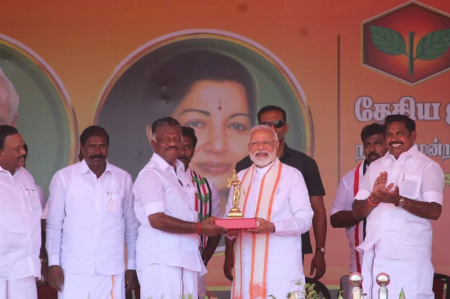`கங்கைபோல வைகையும் தூய்மைப்படுத்தப்படும்!' - தேனியில் மோடி பேச்சு