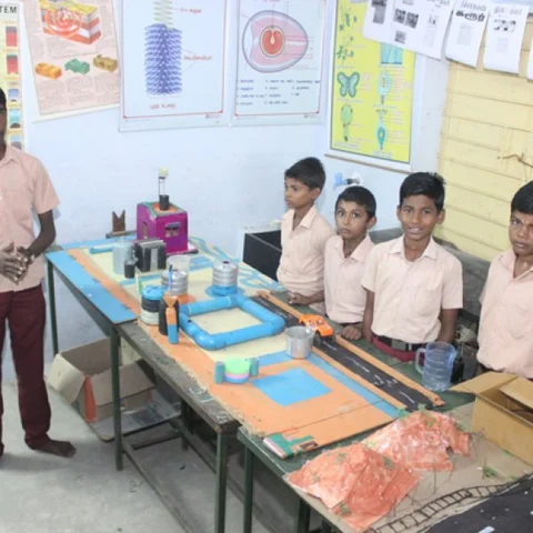 `கரூரையே தாண்டியதில்லை; இப்போ வெளிநாட்டுக்குப் போறேன்!’ - கண்கலங்கும் அரசுப் பள்ளி மாணவன்