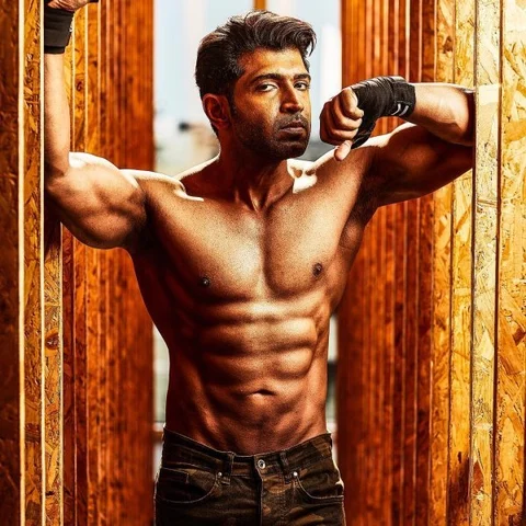``என் சிக்ஸ்பேக்கை நான் சட்டைலாம் கிழிச்சுக் காமிச்சுக்கலை!" - அருண் விஜய்