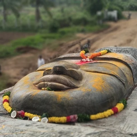 380 டன் எடை பெருமாள் சிலை... திருவண்ணாமலையில் 1 கி.மீ சாலையைக் கடக்க 20 நாள்கள்!