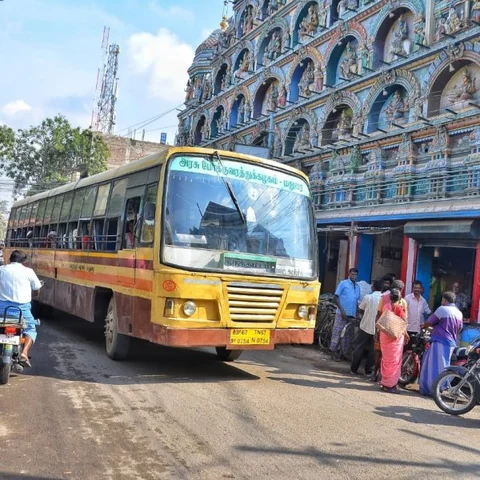 விருதுநகர் பஜார் வழியாகப் பேருந்துகள் இயக்கம் - தெப்பத்தை ரசித்தபடி செல்லும் பயணிகள்