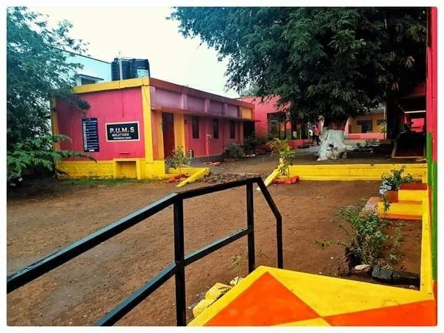 தாம் படித்த பள்ளியின் சேர்க்கைக்காக வீடு வீடாக நோட்டீஸ் கொடுக்கும் பள்ளி மாணவ மாணவிகள்..!
