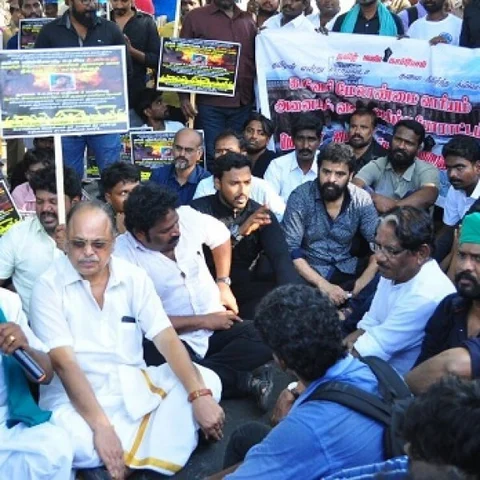 `தன்மானமிருந்தால் விளையாட மாட்டார்கள்' - ஐ.பி.எல் வீரர்களுக்கு எதிராகக் கொந்தளிக்கும் பாரதிராஜா
