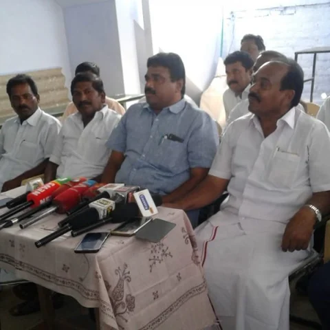 கரூரில் காலியாகும் ம.தி.மு.க கூடாரம்... அ.தி.மு.க-வில் ஐக்கியமாகும் நிர்வாகிகள்