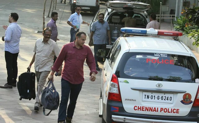 ஹவாலா பணம் 50 லட்சம் சிக்கியது - டி.டி.வி.தினகரனுக்கு மேலும் சிக்கல்