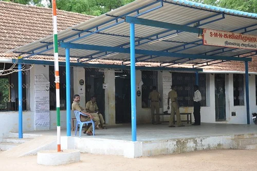 உள்ளாட்சி இடைத்தேர்தல்: கள்ள ஓட்டு போட்ட அ.தி.மு.க. நகர செயலாளர்!
