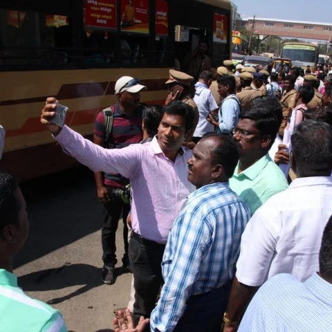 `போராட்டத்தில் செல்ஃபி... போக்குவரத்துக்கு நெருக்கடி!’ - மதுரை ஜாக்டோ ஜியோ போராட்டம்