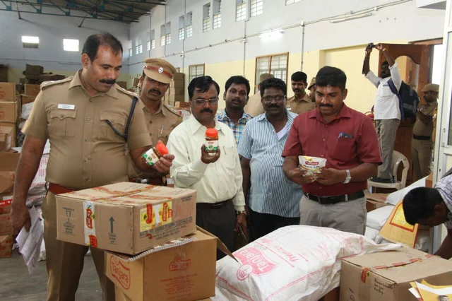 வேலூரில் காலாவதியான பொருட்களை நூதன முறையில் விற்பனை செய்த கும்பல்!