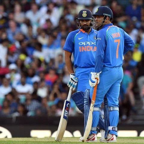 ``சூழ்நிலையை எளிதாக்கும் அவர், 4 -வது வீரராகக் களமிறங்குவதே அணிக்கு நல்லது” -தோனி குறித்து ரோஹித்