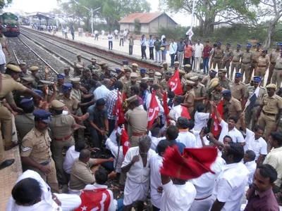ரயில்வே பட்ஜெட்டில் சிவகங்கை புறக்கணிப்பு: எம்.எல்.ஏ தலைமையில் ரயில் மறியல் ( படங்கள்)