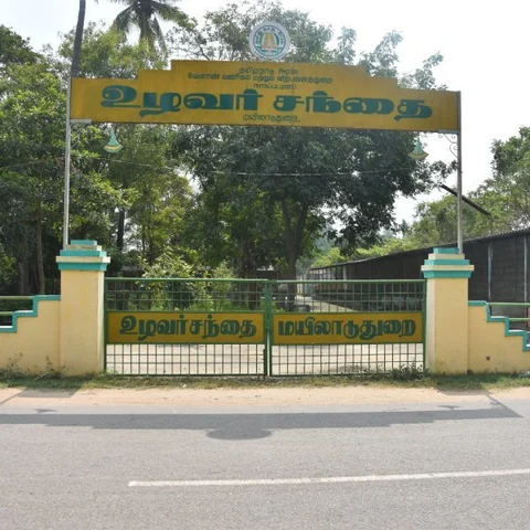 `9 ஆண்டுகளாக மூடிக் கிடக்கும் உழவர் சந்தை!’ - மயிலாடுதுறை அவலம்