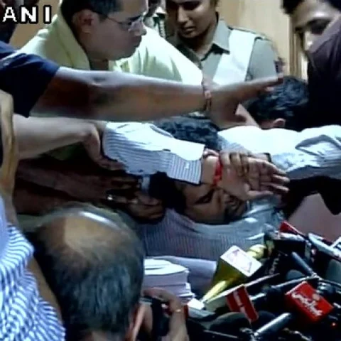 கெஜ்ரிவால் மீது ஊழல் குற்றம்சாட்டிய கபில் மிஷ்ரா திடீர் மயக்கம்!