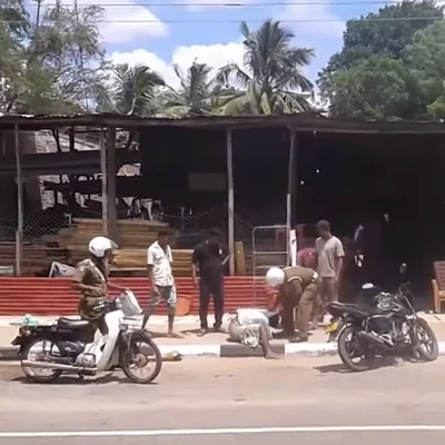 மாற்றுத்திறனாளி ஒருவரை அடித்து உதைத்த போலீஸ்! (வீடியோ)