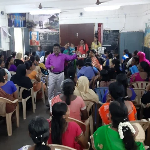 தாய்மார்களுடன் இணைந்து மகளிர் தினம் கொண்டாடிய மாணவிகள் -அரசுப் பள்ளியின் அசத்தல் முயற்சி