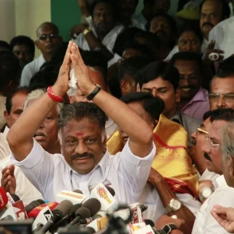 `அடித்தால் இருபதுதான்; எட்டு அல்ல!'- ஏர்போர்ட்டில் அதிர்ந்த ஓ.பன்னீர்செல்வம்
