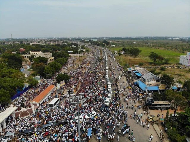 `மத்திய அரசே, அறிவியல் ரீதியான பட்டாசு தயாரிப்பை சொல்லுங்க!'- போராட்டக்காரர்கள் மத்தியில் ராஜேந்திரபாலாஜி முழக்கம்