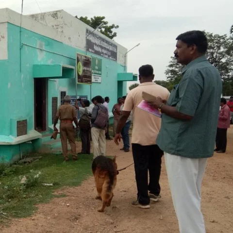 கூட்டுறவு வங்கியில் கொள்ளை முயற்சி தோல்வி - லாக்கரில் இருந்த ரூ.3 கோடி மதிப்புள்ள நகைகள் தப்பின!