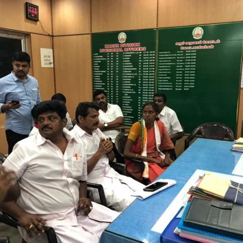 'அதிகாரிகள் ஆளுங்கட்சிக்கு சாதகமாக இருக்கிறாங்க!' - உள்ளிருப்பு போராட்டத்தில் குதித்த செந்தில்பாலாஜி