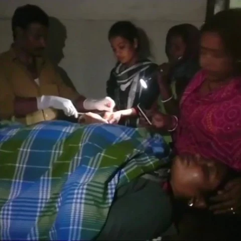 'டார்ச் லைட் வெளிச்சத்தில் ஆபரேஷன்'.. பீகாரில் பரபரப்பு..வைரலாகும் வீடியோ..