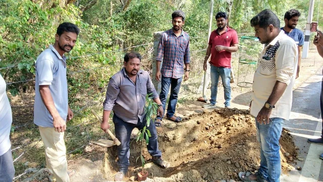 ‘சிலைக்காக சாய்க்கப்பட்ட மரங்கள்!’ - புதிய கன்றுகளை நட்ட 'நீர்த் துளிகள்' அமைப்பு