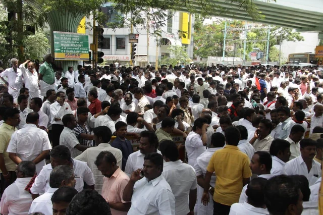 `ஒரு தடவையாவது பார்த்துட்டுப் போறேன்..!’ - 88 வயதில் மருத்துவமனை வாசலில் தவிக்கும் நெல்லை மூதாட்டி