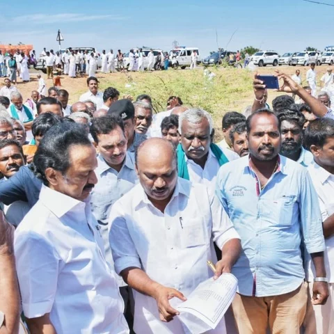 `ஏரி மட்டுமல்ல, எங்க வாழ்க்கையும் வறண்டு கிடக்குது!’- ஸ்டாலினிடம் தழுதழுத்த விவசாயி