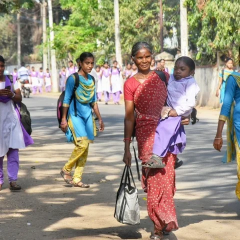18 வயது மகளை தினந்தோறும் கல்லூரிக்குச் சுமந்து செல்லும் தாய்! ஏன்?