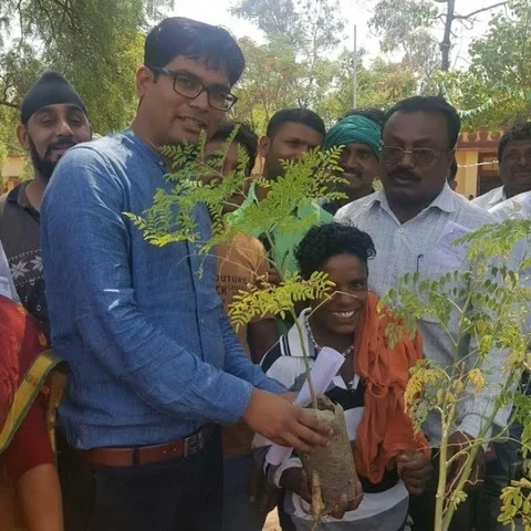 கட்டடங்களை இடித்து மரங்களை நடும் ராய்பூர் கலெக்டர்..!