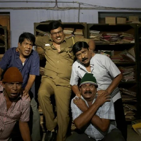 பவர்ஸ்டாரை முதலமைச்சராக நடிக்க வெச்சது குறியீடா ..! - ’கிளம்பிட்டாங்கய்யா கிளம்பிட்டாங்கய்யா’ விமர்சனம்