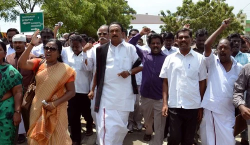 ஸ்டெர்லைட்டை மூடக்கோரி கலெக்டர் அலுவலகம் முற்றுகை: வைகோ கைது (படங்கள்)