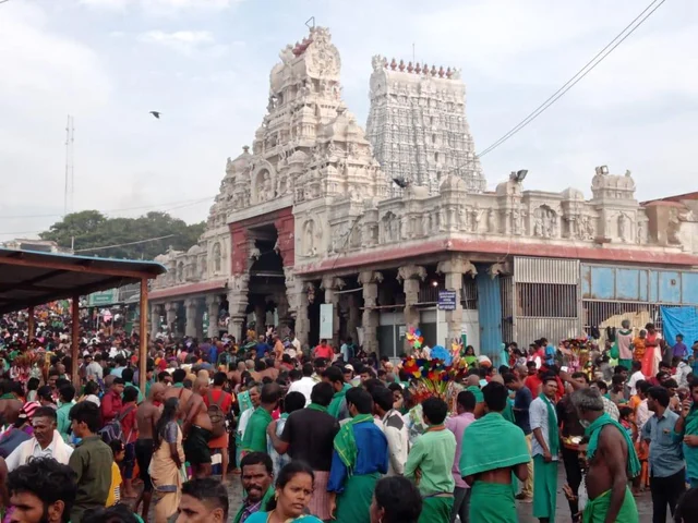 இணை ஆணையர், 5 பேர் மீது வழக்கு பதிவு! - திருச்செந்தூர் கோயிலில் சிலை மாற்றப்பட்ட விவகாரத்தில் திருப்பம்