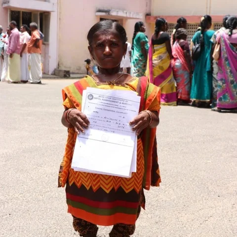 ``குடும்பத்தைக் காக்க அரசுப் பணி வேண்டும்!" ஆட்சியரிடம் மாற்றுத் திறனாளி பெண் கோரிக்கை
