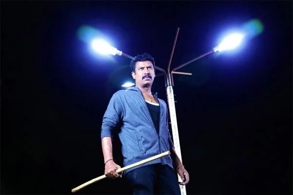 ஆம்புலன்ஸ் டிரைவர் சமுத்திரக்கனி, யாரைக் காப்பாற்றுகிறார்? - ‘தொண்டன்’ விமர்சனம்