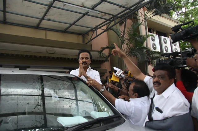 தி.மு.க தலைவர் பதவிக்கு மு.க.ஸ்டாலின் வேட்புமனு தாக்கல்! - 65 மாவட்டச் செயலாளர்கள் முன்மொழிந்தனர்