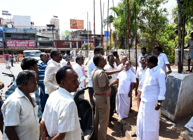 தஞ்சையில் கொடிகம்பங்களை அகற்றுவதில் தகராறு - தேர்தல் அலுவலர்களிடம் அரசியல் கட்சியினர் வாக்குவாதம்