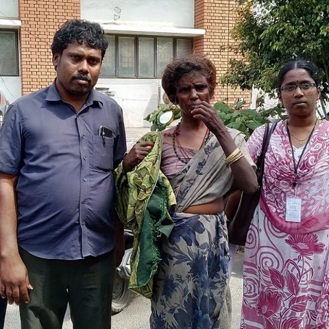 `காப்பகங்கள் இந்தப் பெண்ணை சேர்த்துக்கொள்ள மறுக்கின்றன’ - சேலம் கலெக்டரிடம் முறையிட்ட சமூக ஆர்வலர்