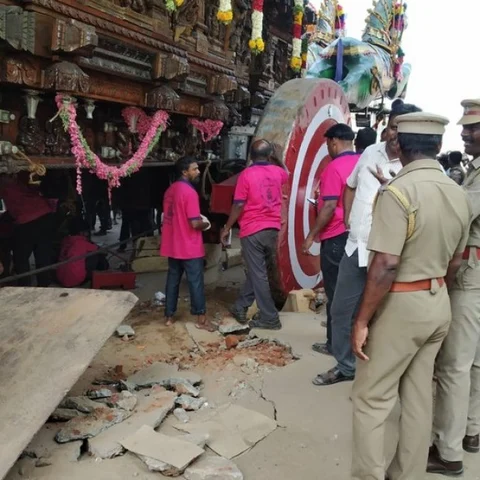 மண்ணில் சிக்கிக்கொண்ட திருவாரூர் ஆழித்தேர்!
