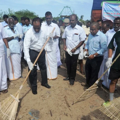 ஒரு பக்கம் தூய்மை..மறுபக்கம் குப்பை மேடு! - பெயரளவுக்கு நடந்த `உலகப் பெருங்கடல் தின விழா'