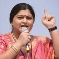 மின் வெட்டை பற்றி கவலைப்படாமல் ஜெயலலிதா ஆகாயத்தில் பறக்கிறார்: நடிகை குஷ்பு