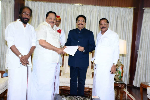கவர்னர் சொன்னது என்ன? - ஆர்.கே.நகர் கூட்டத்தில் உற்சாக துரைமுருகன்!