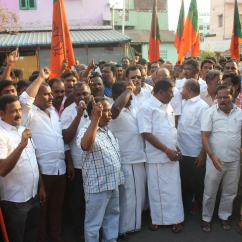 மோடிக்கு எதிராகக் கறுப்புக்கொடி காட்ட பெரியாரிய இயக்கங்கள் ஆலோசனை - பா.ஜ.க-வினர் திரண்டதால் பரபரப்பு