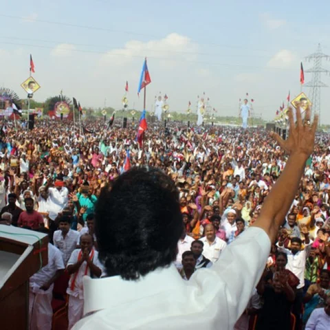 `சீட் கிடைக்காதுனு இருந்தார்; இப்போ அடிச்சுவிரட்டுறாங்க!' - கரூரில் தம்பிதுரையை வசைபாடிய மு.க.ஸ்டாலின்