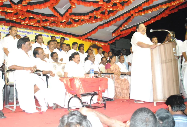 முன்னாள் அமைச்சர் பொன்முடி மீது சோடா பாட்டில் வீச்சு