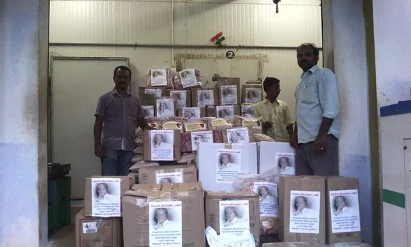 வெள்ளத்தால் பாதிக்கப்பட்டவர்களுக்கு நிவாரணப் பொருள் வழங்கிய ரஜினிகாந்த்! (படங்கள்)