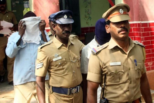 மாணவியை கடத்தி பலாத்காரம் செய்ய முயன்ற காவலர், ஆசிரியர்!