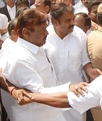 பிடிவாரண்ட் எதிரொலி: நெல்லை கோர்ட்டில் விஜயகாந்த் ஆஜர் (படங்கள்)