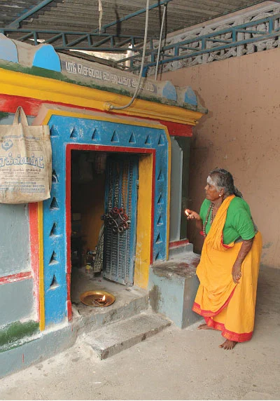 விளக்கேற்றும் பாட்டி!