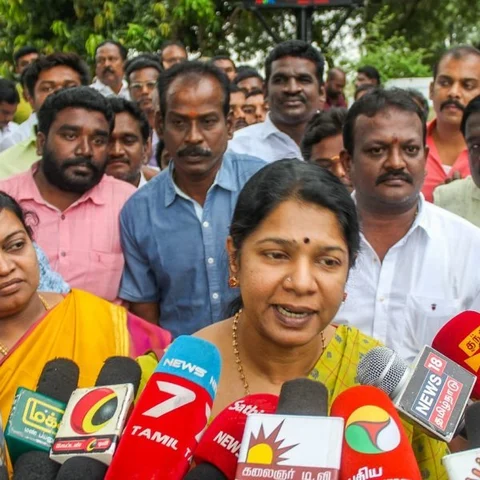 `தமிழக சுகாதாரத்துறையின் மெத்தனப் போக்கினை ஏற்றுக்கொள்ள முடியாது!’ - கனிமொழி